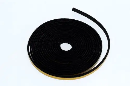 Schwarzer Dichtstreifen aus elastischem Material auf einer Rolle, geeignet für verschiedene Anwendungen, präsentiert von der Marke Bosch.